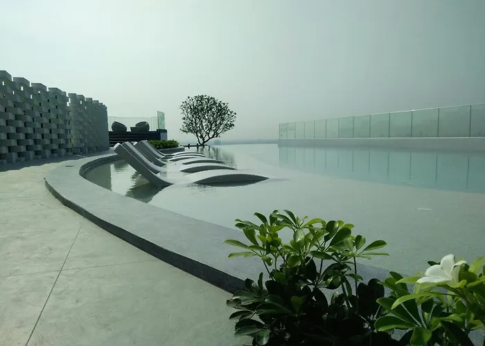 Pool On The Roof, 200m To The Airport Link Bts شقة