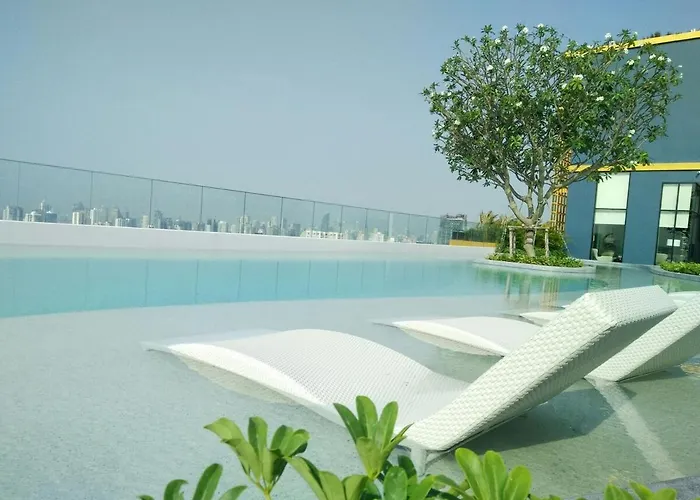 Pool On The Roof, 200m To The Airport Link Bts شقة
