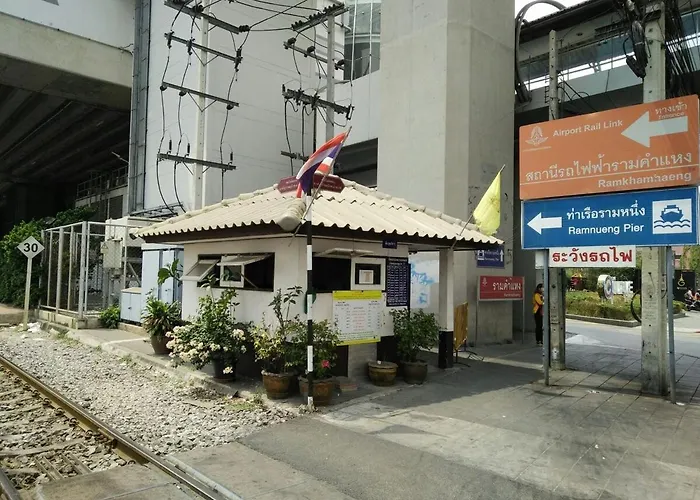 Pool On The Roof, 200m To The Airport Link Bts *